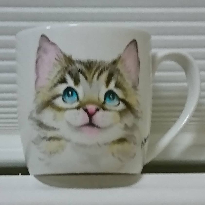 「マグカップに子猫を描く」