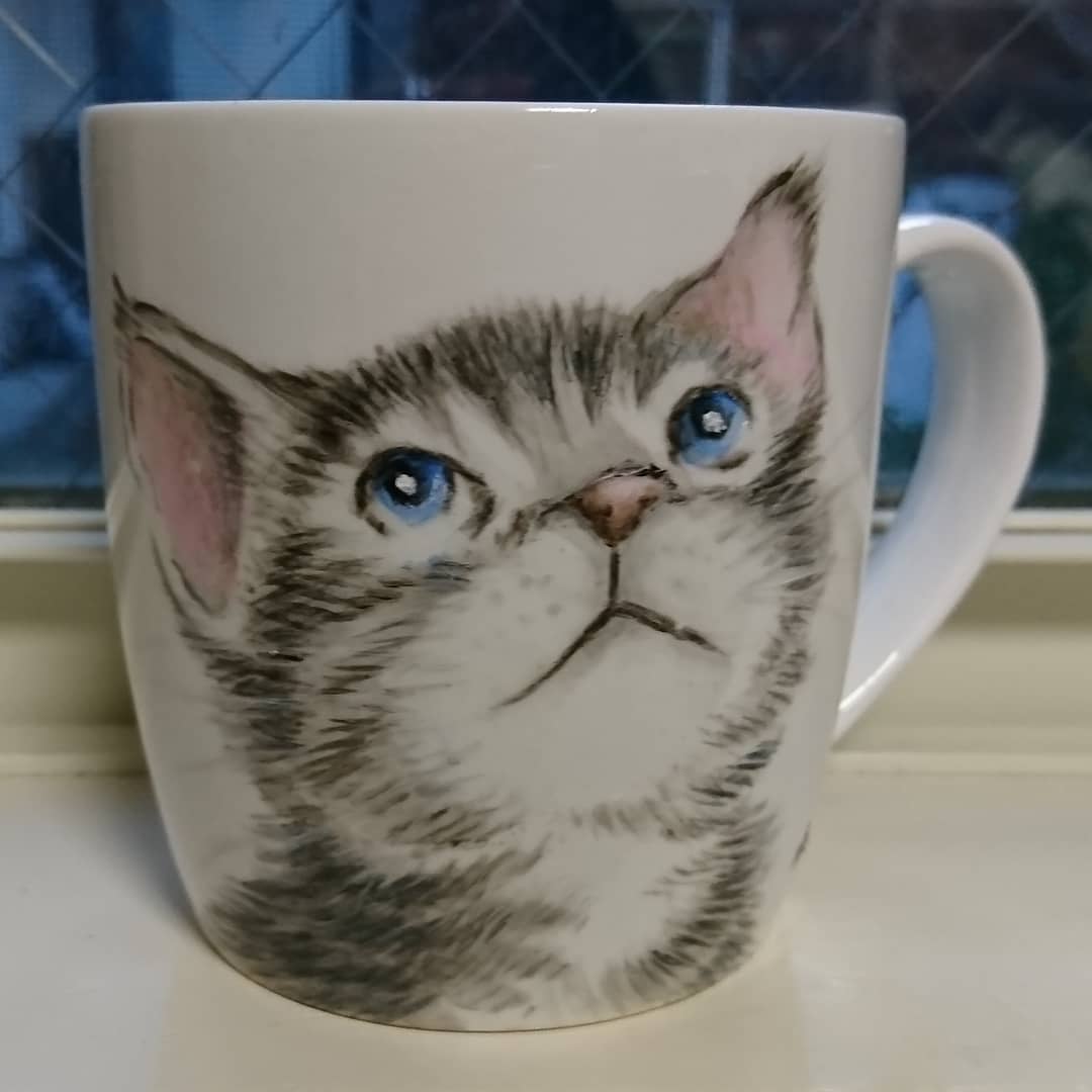 「マグカップに子猫を描く
